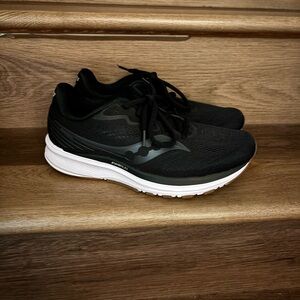 Saucony ladies form fit Black sneakers,